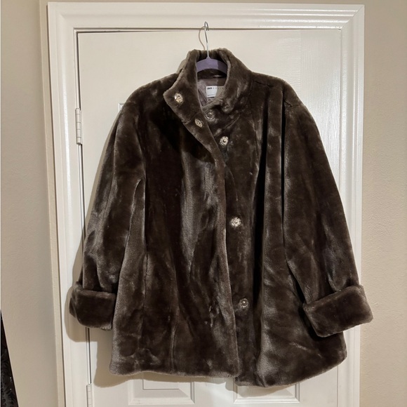 Luxe Faux Fur Jacket - Picture 2 of 5